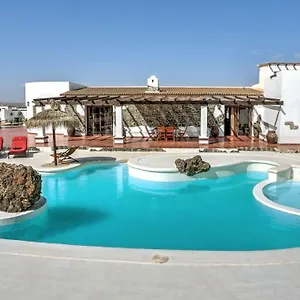 https://villa-la-senda-del-majorero.in-canary-islands.com